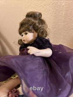 Poupée en porcelaine vintage Marie Osmond 2002, fille brune 22682, robe signée violette