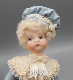 Poupée en porcelaine vintage Mignonette petit garçon victorien en soie et dentelle 6