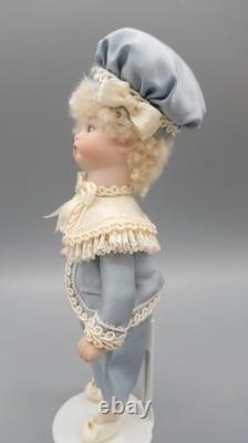 Poupée en porcelaine vintage Mignonette petit garçon victorien en soie et dentelle 6