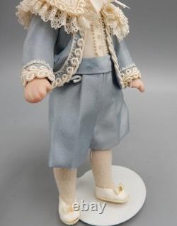 Poupée en porcelaine vintage Mignonette petit garçon victorien en soie et dentelle 6