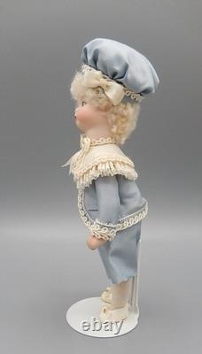 Poupée en porcelaine vintage Mignonette petit garçon victorien en soie et dentelle 6