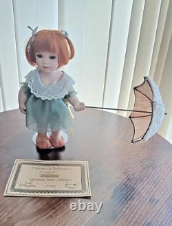 Poupée en porcelaine vintage Seymour Mann - Brandi avec parapluie Édition limitée