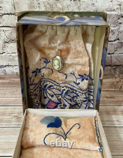 Poupée en porcelaine vintage avec bébé dans une ancienne boîte Art Déco avec accessoires.