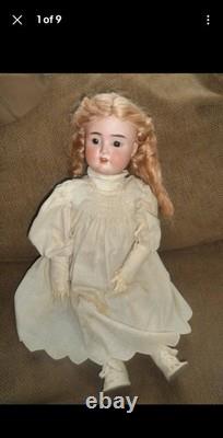 Poupée en porcelaine vintage avec des boucles blondes et un nœud