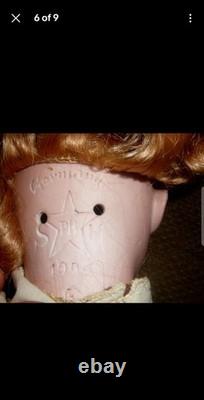 Poupée en porcelaine vintage avec des boucles blondes et un nœud