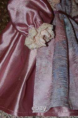 Poupée en porcelaine vintage avec robe en soie de 45 cm des années 1960 Très RARE