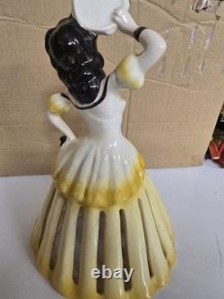 Poupée en porcelaine vintage avec serviette