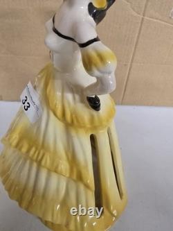 Poupée en porcelaine vintage avec serviette