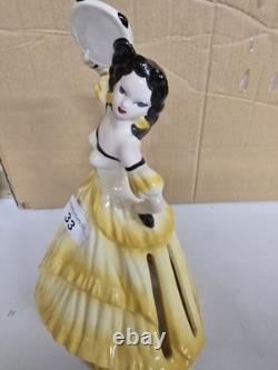 Poupée en porcelaine vintage avec serviette