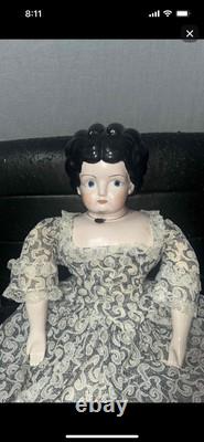 Poupée en porcelaine vintage avec tête en Chine, collier et robe en dentelle