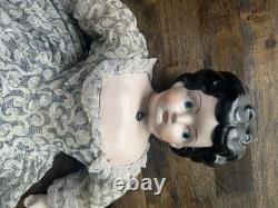 Poupée en porcelaine vintage avec tête en Chine, collier et robe en dentelle