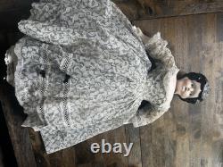 Poupée en porcelaine vintage avec tête en Chine, collier et robe en dentelle