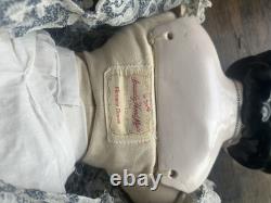 Poupée en porcelaine vintage avec tête en Chine, collier et robe en dentelle