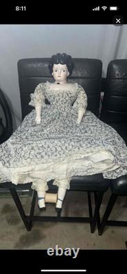 Poupée en porcelaine vintage avec tête en Chine, collier et robe en dentelle