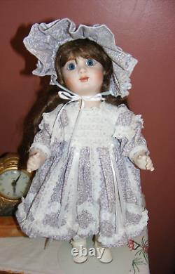 Poupée en porcelaine vintage de 19 pouces avec des yeux bleus et des cheveux roux, robe faite à la main.