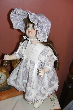 Poupée en porcelaine vintage de 19 pouces avec des yeux bleus et des cheveux roux, robe faite à la main.