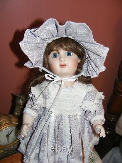 Poupée en porcelaine vintage de 19 pouces avec des yeux bleus et des cheveux roux, robe faite à la main.