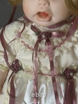 Poupée en porcelaine vintage de 20 pouces par Gene Shooley, neuve dans sa boîte, avec certificat d’authenticité, avec robe 37'