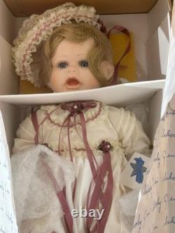 Poupée en porcelaine vintage de 20 pouces par Gene Shooley, neuve dans sa boîte, avec certificat d’authenticité, avec robe 37'