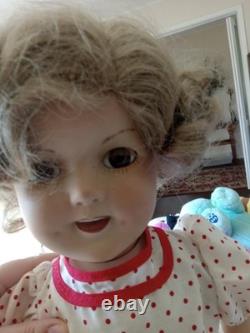Poupée en porcelaine vintage de Shirley Temple manquant un nœud sur la robe et dans les cheveux
