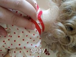 Poupée en porcelaine vintage de Shirley Temple manquant un nœud sur la robe et dans les cheveux