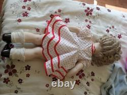 Poupée en porcelaine vintage de Shirley Temple manquant un nœud sur la robe et dans les cheveux