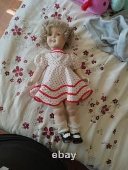 Poupée en porcelaine vintage de Shirley Temple manquant un nœud sur la robe et dans les cheveux