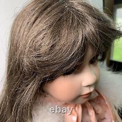 Poupée en porcelaine vintage faite à la main avec support, sans yeux, vêtements rose pastel, cheveux bruns