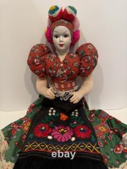 Poupée en porcelaine vintage hongroise grande 20 traditionnelle avec visage en porcelaine