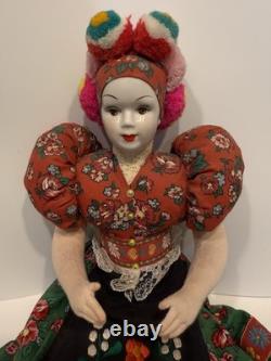 Poupée en porcelaine vintage hongroise grande 20 traditionnelle avec visage en porcelaine