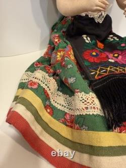 Poupée en porcelaine vintage hongroise grande 20 traditionnelle avec visage en porcelaine