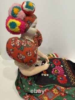 Poupée en porcelaine vintage hongroise grande 20 traditionnelle avec visage en porcelaine