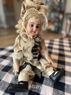 Poupée en porcelaine vintage magnifique. Reproduction K R