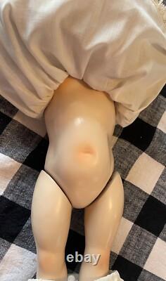 Poupée en porcelaine vintage magnifique. Reproduction K R