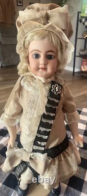 Poupée en porcelaine vintage magnifique. Reproduction K R