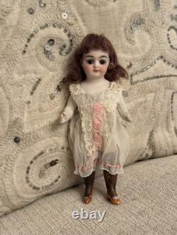 Poupée mignonnette ancienne de 5 pouces, entièrement en biscuit, chaussures moulées fantaisie et chemise d’origine