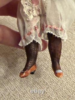 Poupée mignonnette ancienne de 5 pouces, entièrement en biscuit, chaussures moulées fantaisie et chemise d’origine