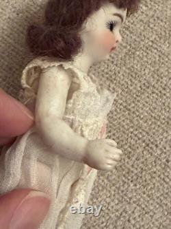 Poupée mignonnette ancienne de 5 pouces, entièrement en biscuit, chaussures moulées fantaisie et chemise d’origine