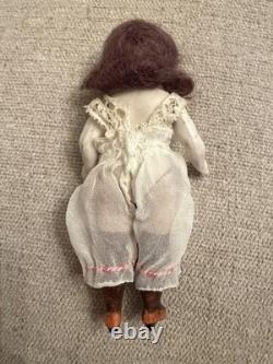 Poupée mignonnette ancienne de 5 pouces, entièrement en biscuit, chaussures moulées fantaisie et chemise d’origine