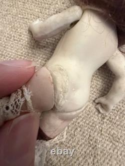 Poupée mignonnette ancienne de 5 pouces, entièrement en biscuit, chaussures moulées fantaisie et chemise d’origine
