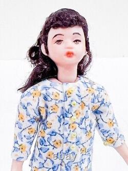 Poupée mini en porcelaine de petite fille de style victorien vintage avec des cheveux foncés