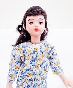 Poupée mini en porcelaine de petite fille de style victorien vintage avec des cheveux foncés