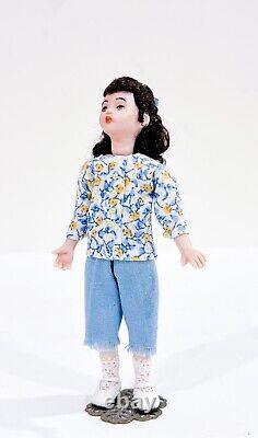 Poupée mini en porcelaine de petite fille de style victorien vintage avec des cheveux foncés