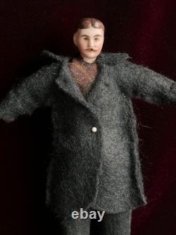Poupée miniature antique allemande de 6,25 pouces représentant un gentleman moustachu