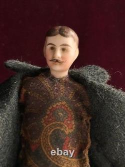 Poupée miniature antique allemande de 6,25 pouces représentant un gentleman moustachu