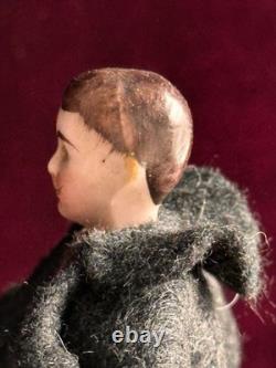Poupée miniature antique allemande de 6,25 pouces représentant un gentleman moustachu