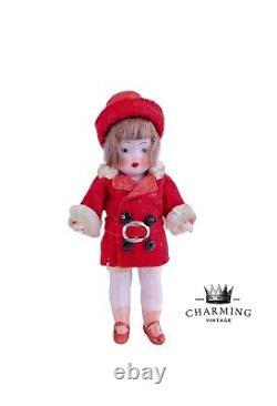Poupée miniature en porcelaine d'une fille habillée en rouge pour les fêtes de Noël d'époque