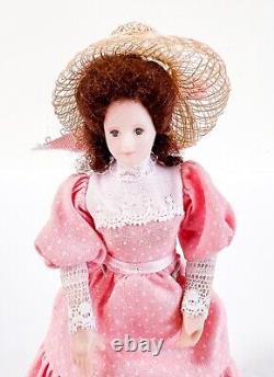 Poupée miniature en porcelaine de style Gibson Girl victorienne avec robe rose et chapeau ancien