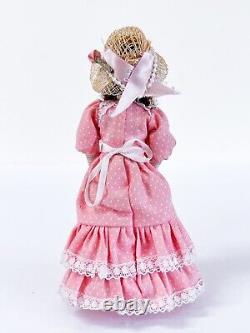 Poupée miniature en porcelaine de style Gibson Girl victorienne avec robe rose et chapeau ancien