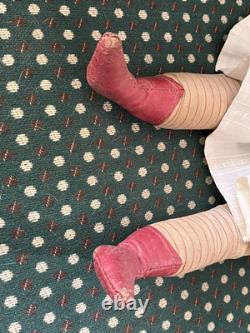 Poupée tête de Chine du 19ème siècle avec bras et bottes en cuir, cheveux noirs à plat.